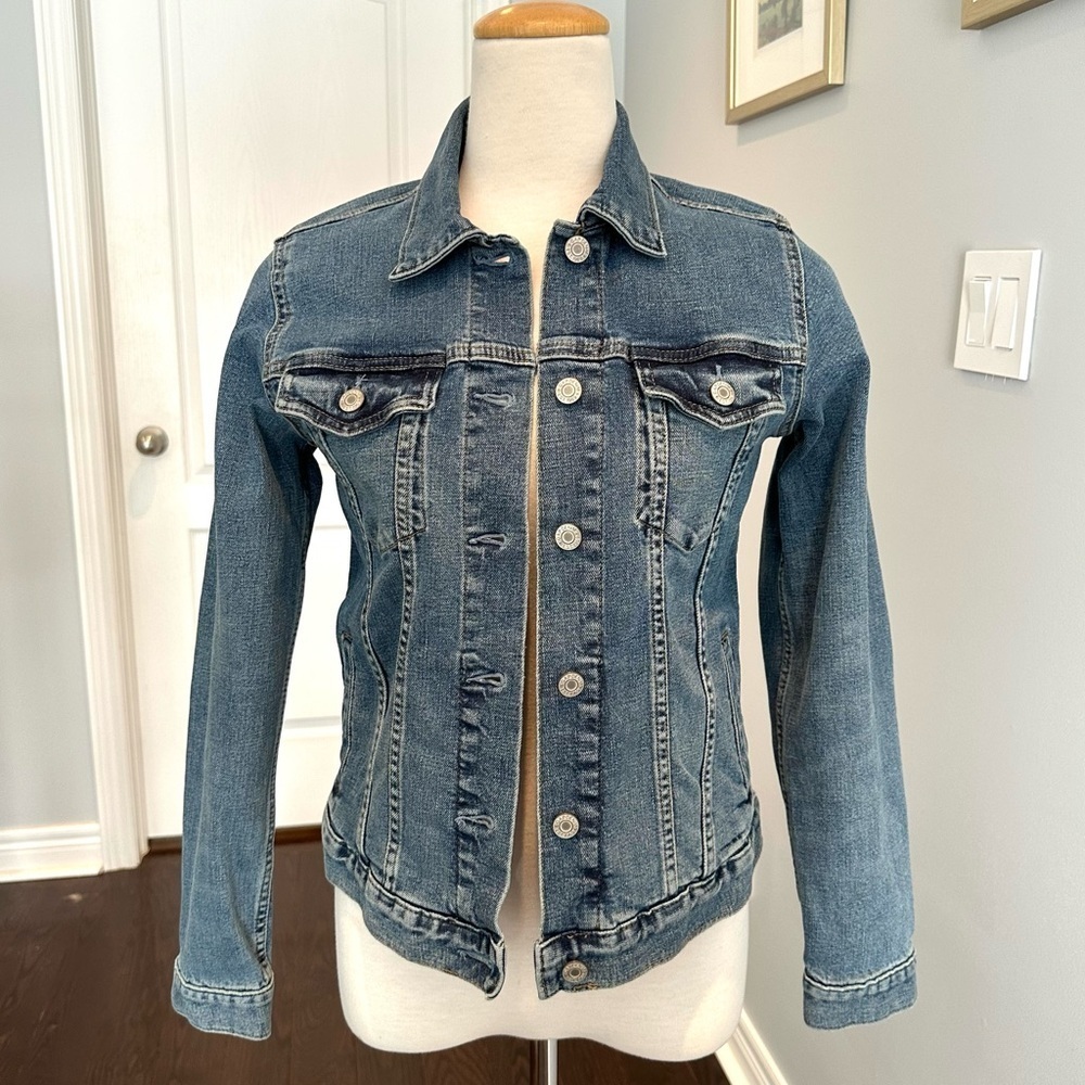 GAP Medium Wash Blue Denim Jacket - Size XS